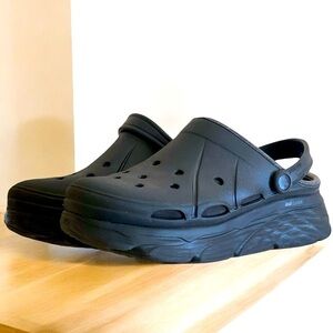 SKECHERS MAX CUSHIONING PLATFORM Faux Fur Lined Foamies Mules Size 10 Gothic